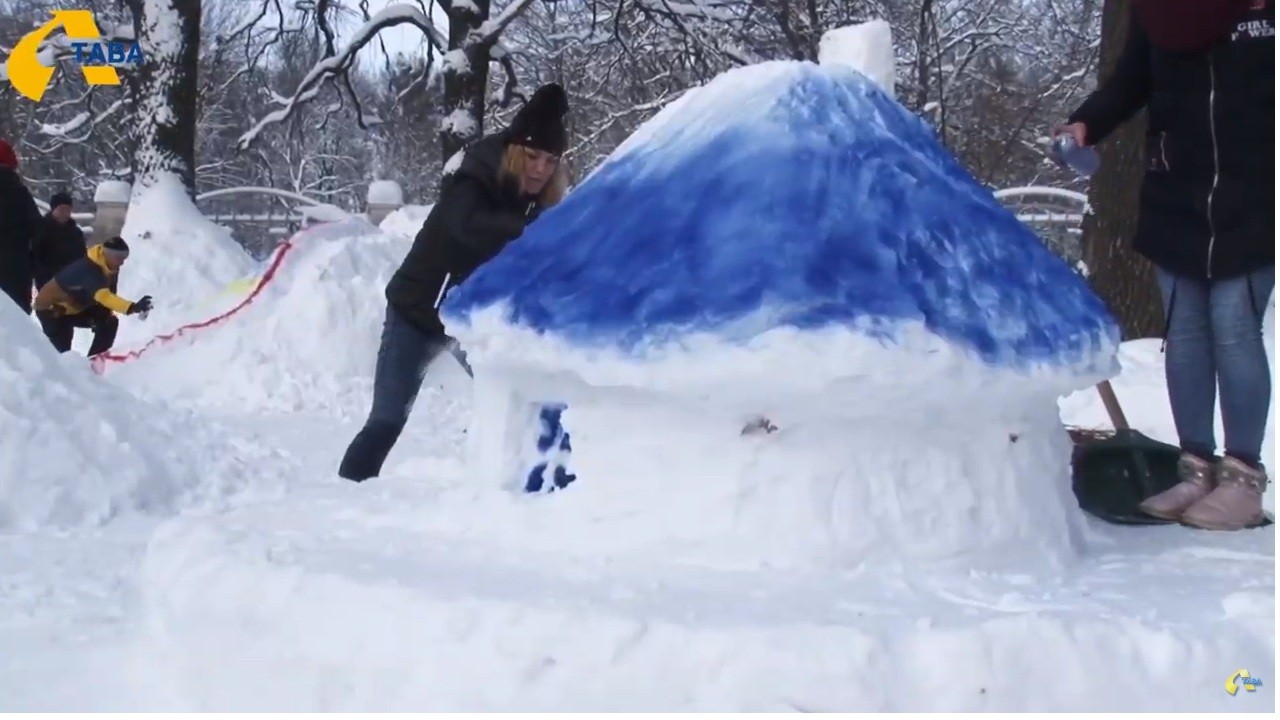 В Полтавському дендропарку ліплять фігури зі снігу