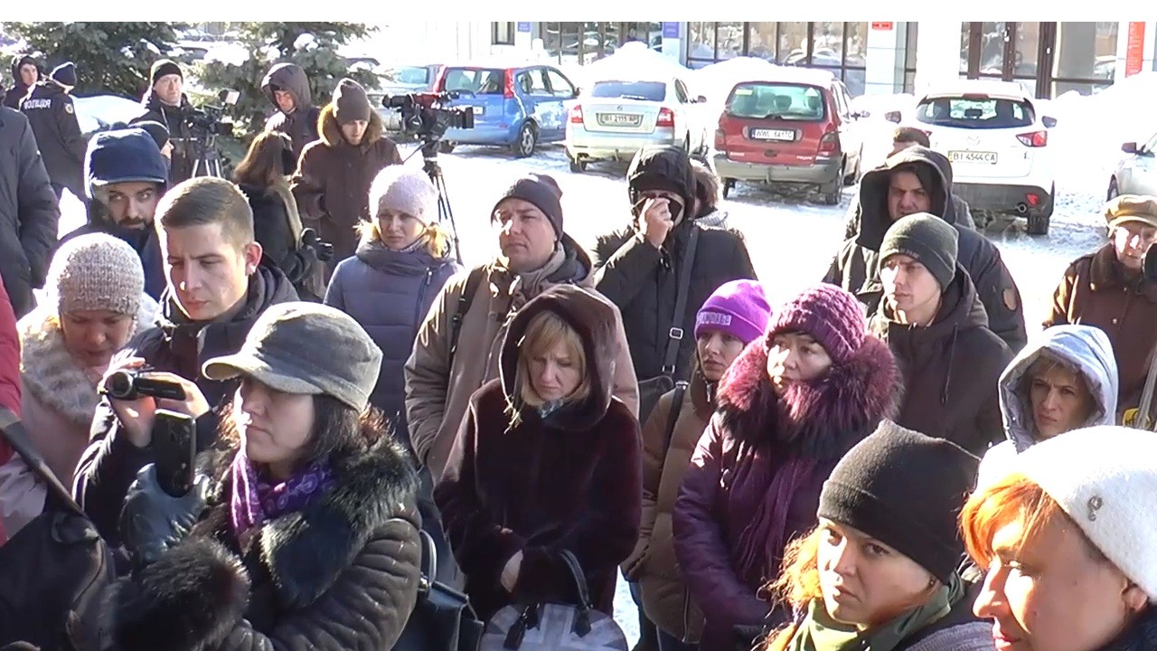 У Полтаві біля обласної прокуратури збиралися полтавці у справі Саєнко-Левченко