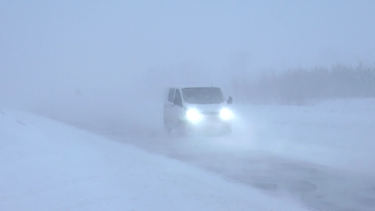 На Полтавщині на автошляхах працює майже 100 снігоочисних машин
