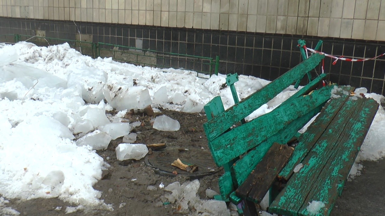 Полтавські комунальники не встигають прибирати льодові брили із дахів житлових будинків