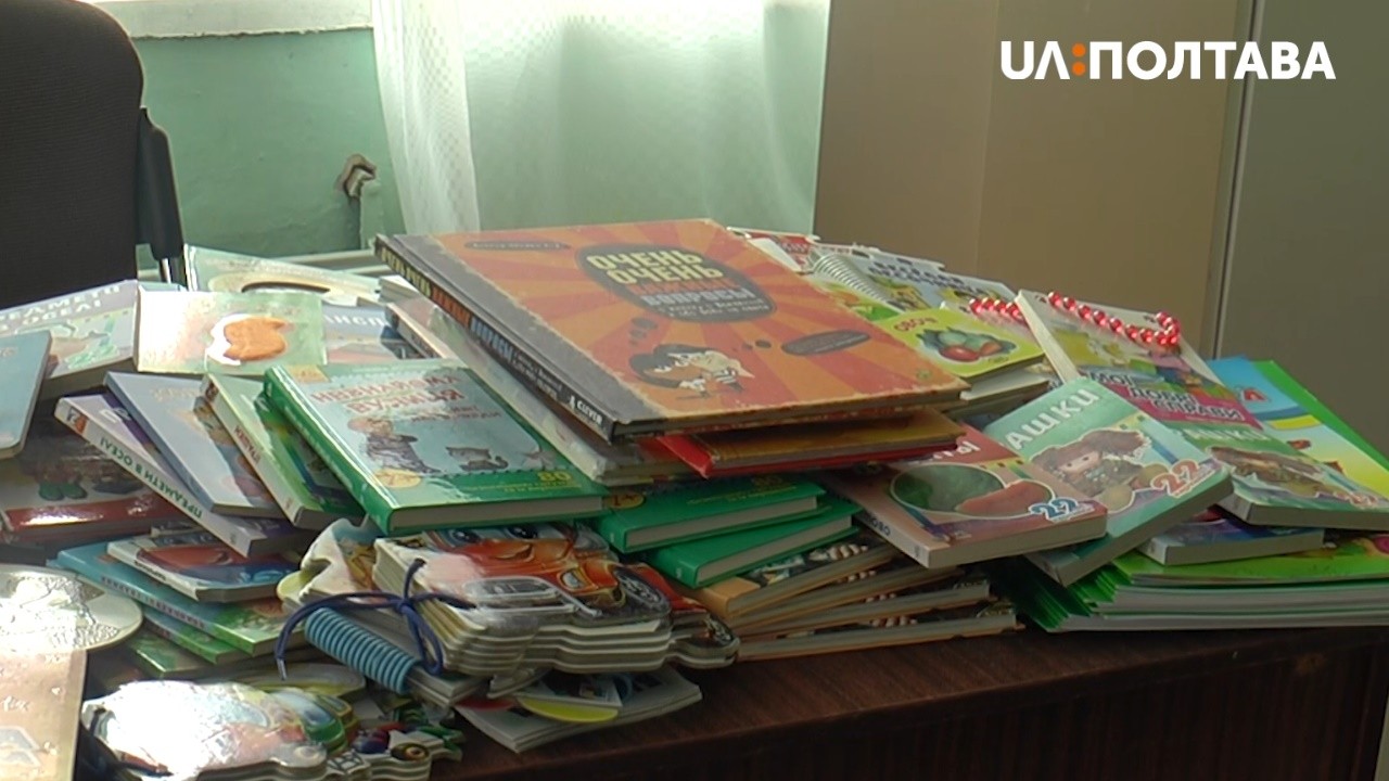 Полтавські волонтери передали книги хірургічному відділенню міської дитячої лікарні