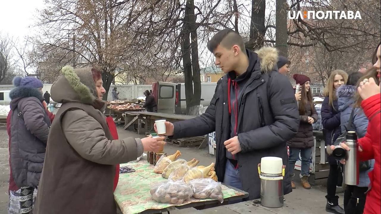 У Полтаві пригощали чаєм пенсіонерів, які на вулиці продають власну продукцію