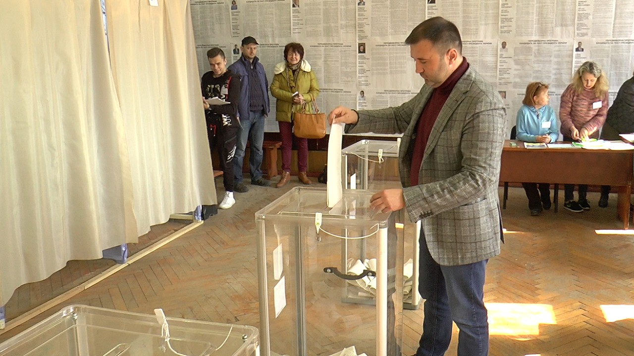 Проголосував в.о. голови обласної адміністрації Роман Товстий