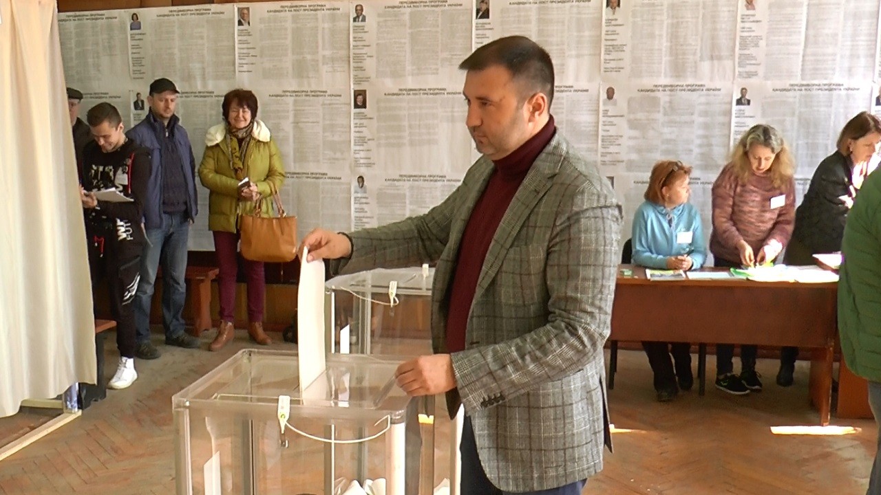 На виборчій дільниці в аграрній академії проголосував Роман Товстий
